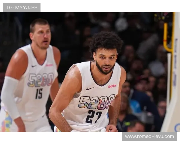 内线核心约基奇高位挡拆为穆雷制造空位更偏组织