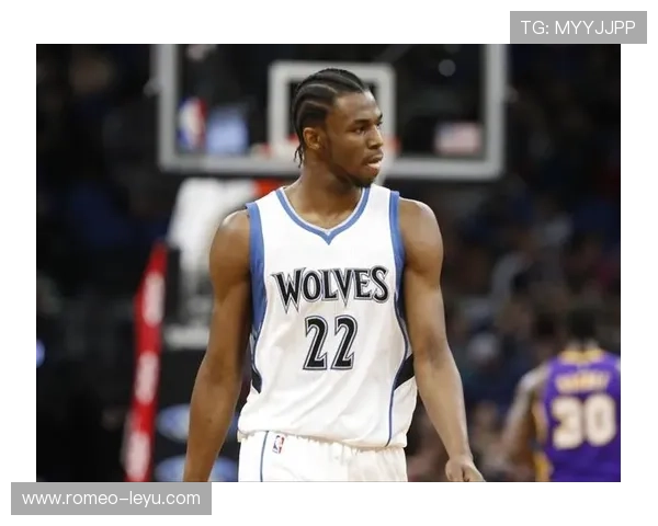 武切维奇通过高位挡拆提升进攻效率，拉开球队内线空间