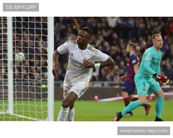 维尼修斯在皇马体系中的作用解析：左路核心如何被最大化